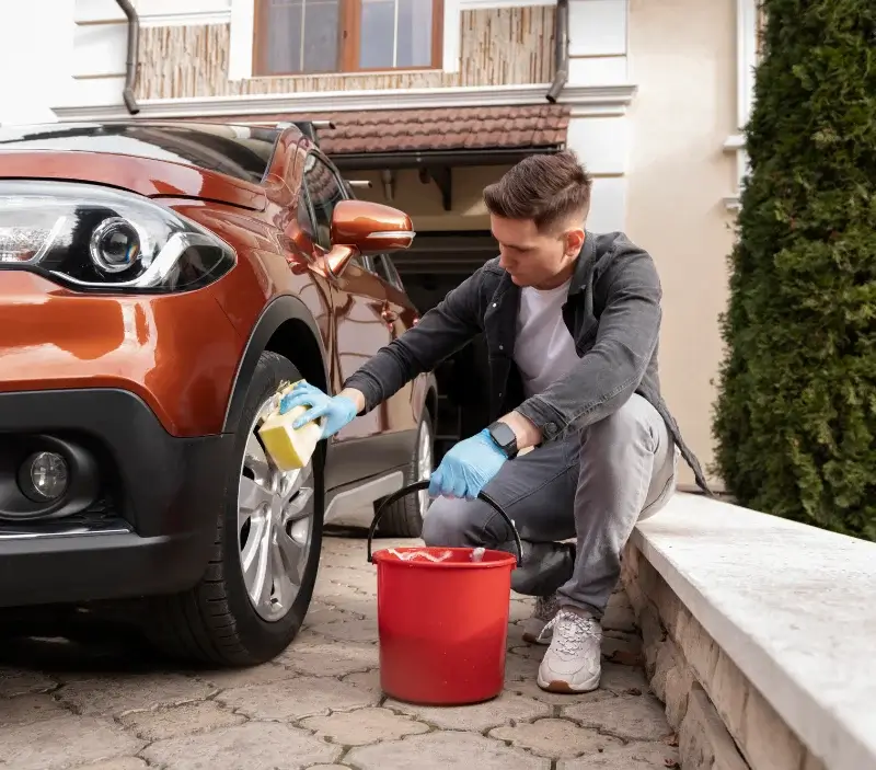 Lavage auto à domicile Genouilly : professionnel intervenant sur un véhicule